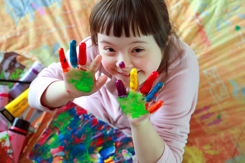 Maedchen mit Fingermalfarben (c)denys_kuvaiev /fotolia.com